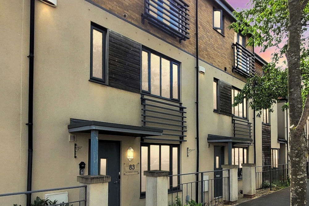 Last Minute Deals 4BR House of Four Chimneys