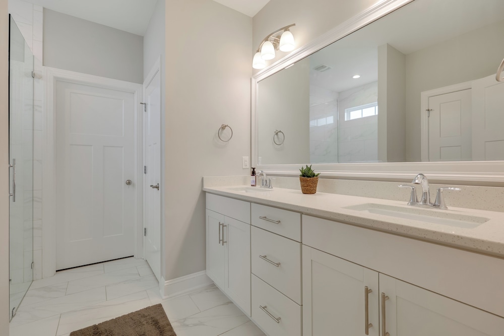 Spacious Home w/ Screened Patio in Wilmington!