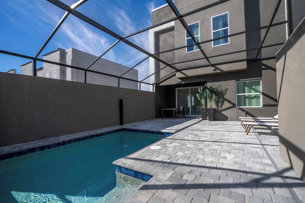 Stylish Home Near Disney Themed Rooms Pool