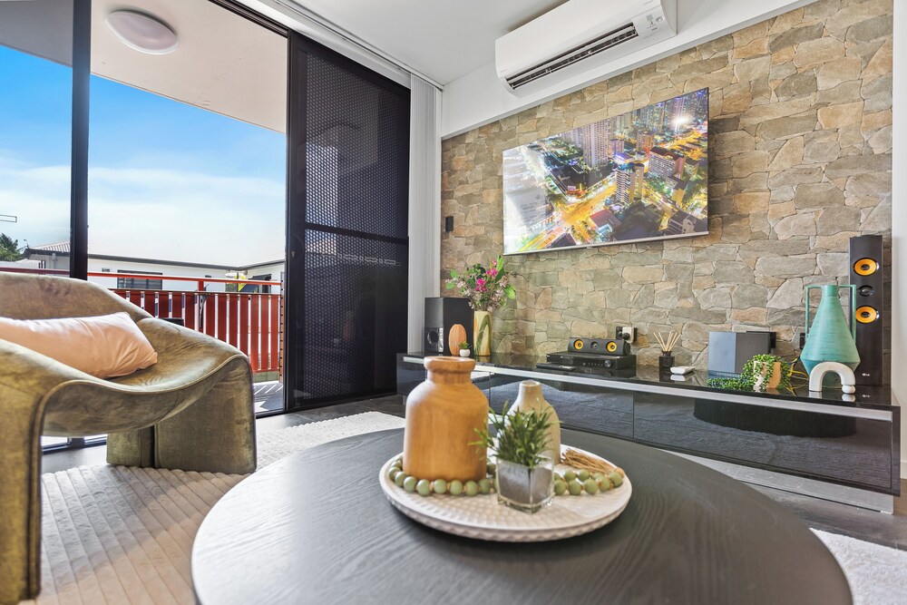 Modern Apartment with Esplanade Views