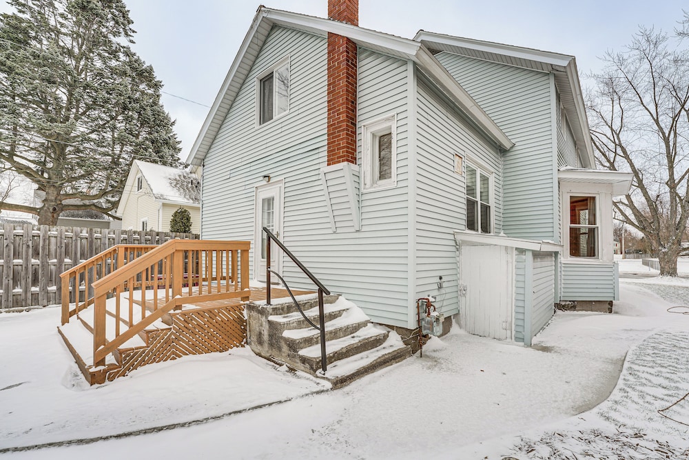 Ludington Home w/ 6 Bicycles < 1 Mi to Beach!