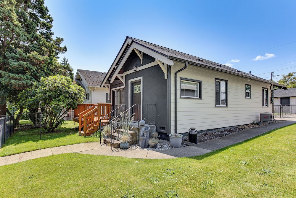 2 Mi to Dtwn Tacoma: Charming Home w/ Deck & Yard!