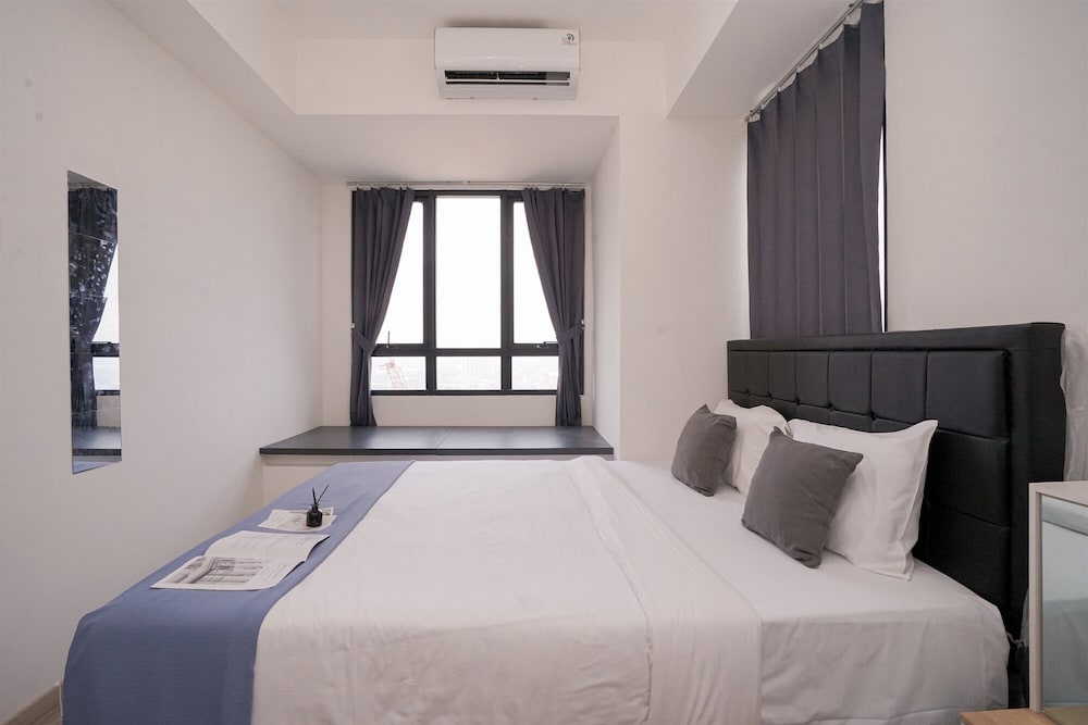 Good and Cozy 2BR at Collins Boulevard Apartment