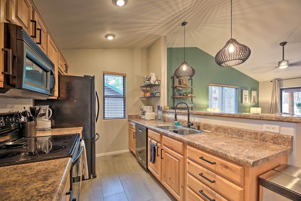 Pet-friendly Show Low Cabin w/ Trail Access!