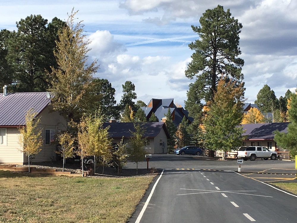 Mountain Landing Suites & RV Park