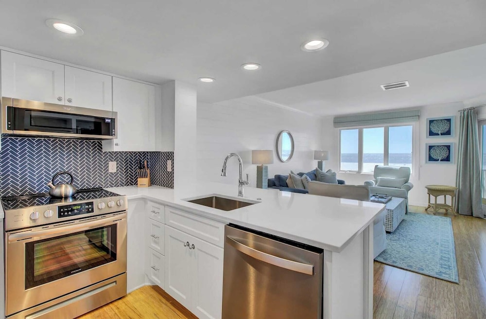 202 F Port O Call by Avantstay Amazing Oceanfront Views!