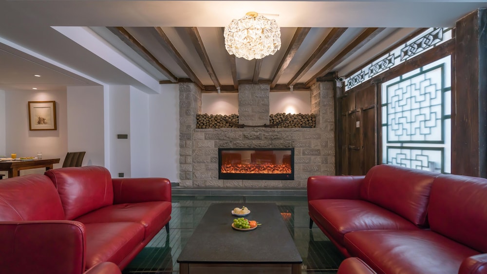 Lize Graceland Artistic Suite Inn