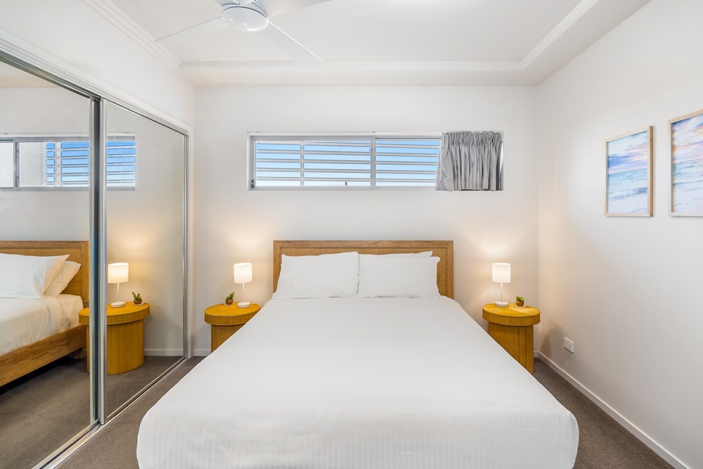 Birtinya 1-bed With Canal Views and Pool