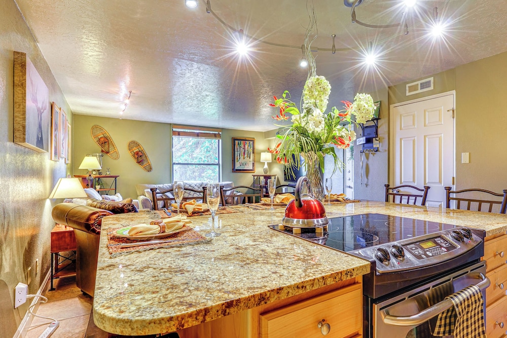 1/2 Block to Lift Bus Stop: Condo in Park City