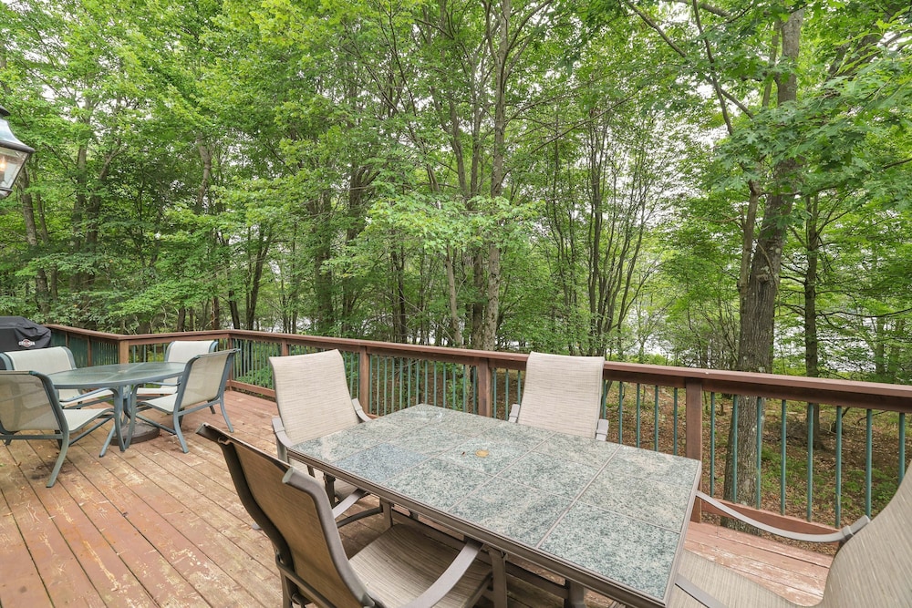 Elk Hollow by Avantstay Lakefront Chalet w Game Room Fire Pit