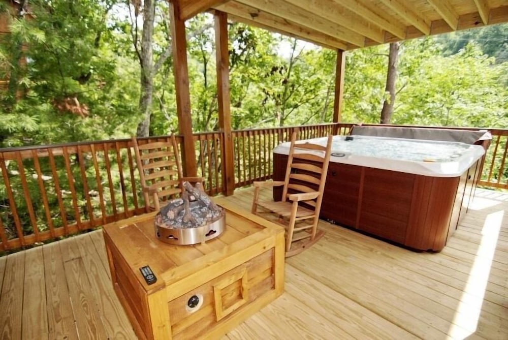 Pemberley Manor - 7 Bedrooms, 7.5 Baths, Sleeps 30 Home by RedAwning