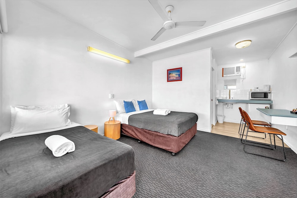 Pearly Shell Motel