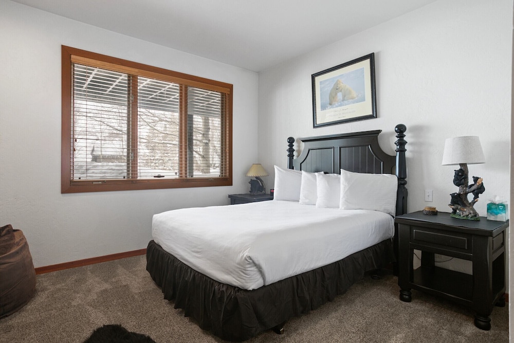2430 Queen Esther Dr - 5 Bedroom Home with Spa 5 Home
