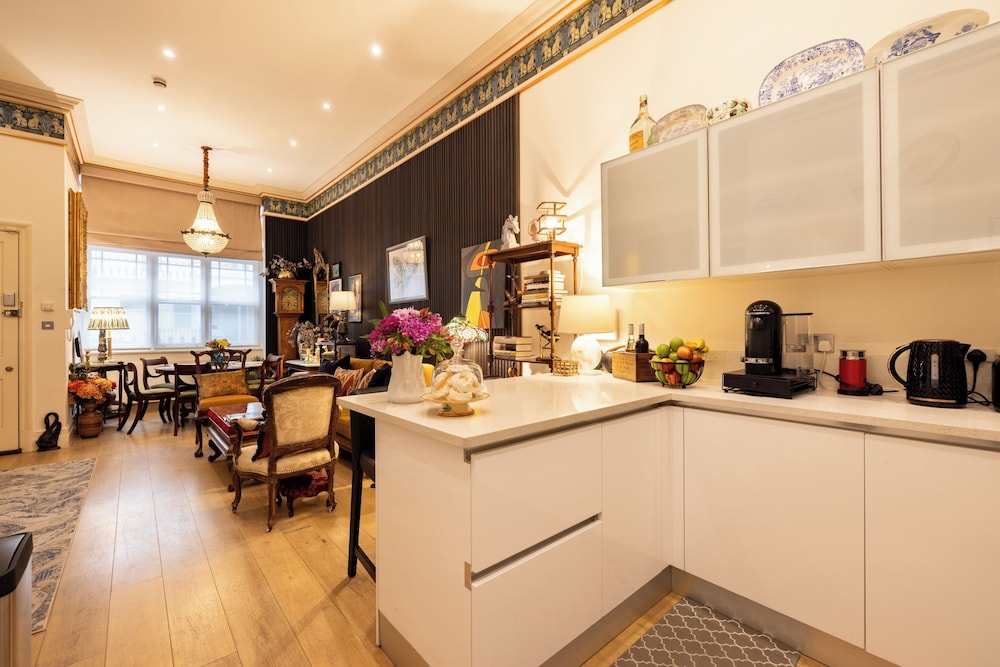 Large 4-bed 8-guests W/patio 1841 House Paddington