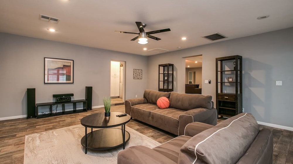 Modern Chic Old Town Scottsdale Home W/pool & Gym!