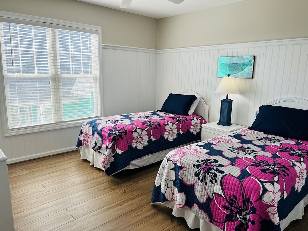 Fins / 1295 Ocean Blvd West 10 Bedroom Home