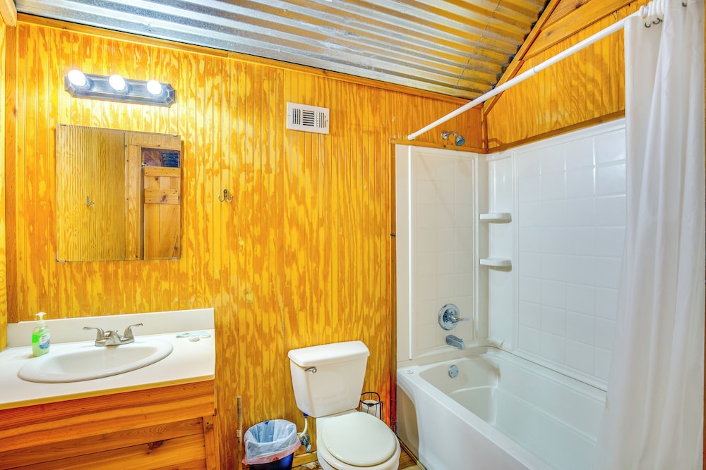Group Getaway! Multi-level Lodge on Lake Tawakoni