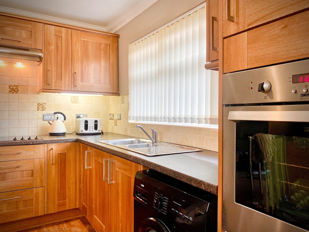 Remarkable 3-bed Hot Tub House in Blackpool view 2