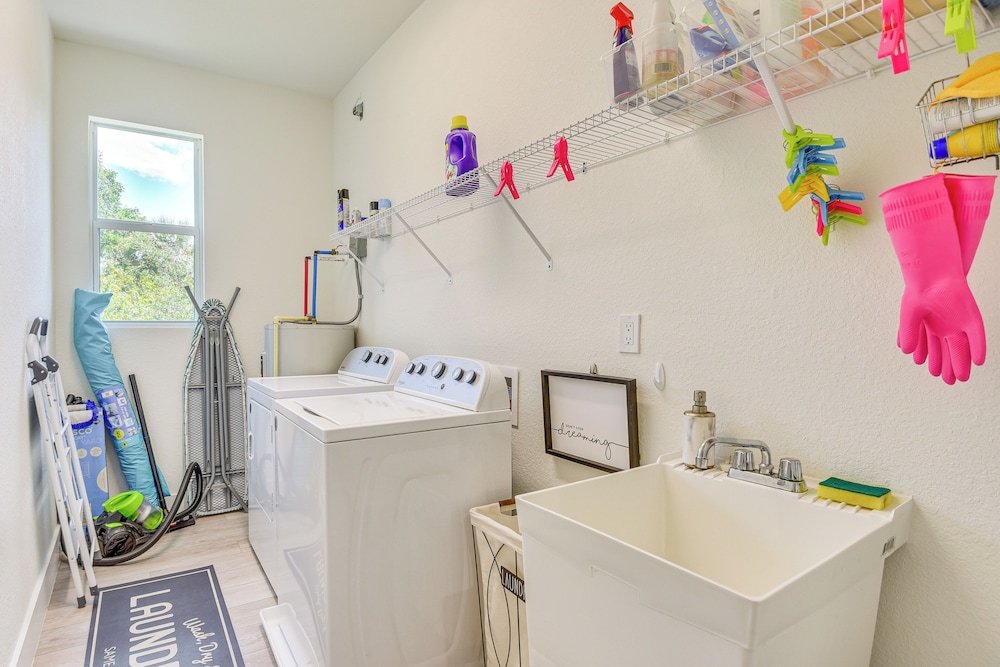 Family-friendly Home: 8 Mi to Warm Mineral Springs