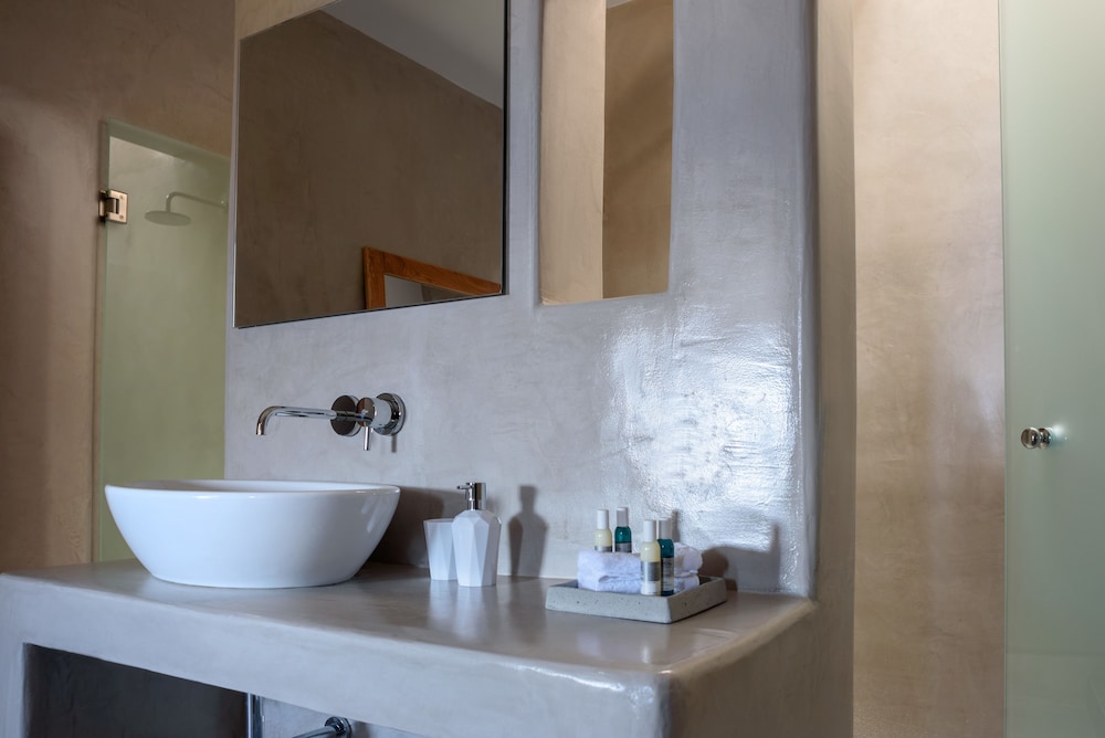 Earino Suites & Villas