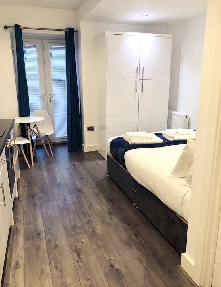 Fox House, Studio Apartments