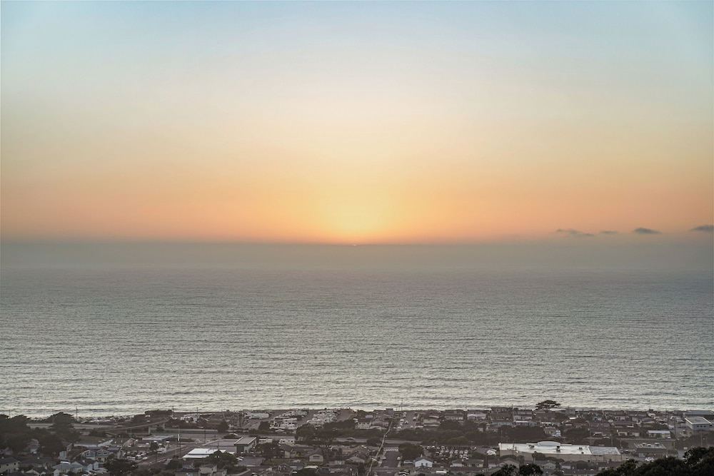 Delightful 2BR Mountain OceanSunset View