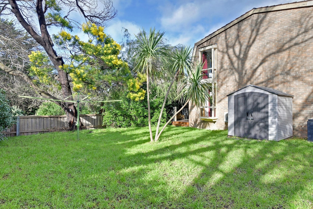 2-bed Townhouse Retreat in Sandy Bay With Parking