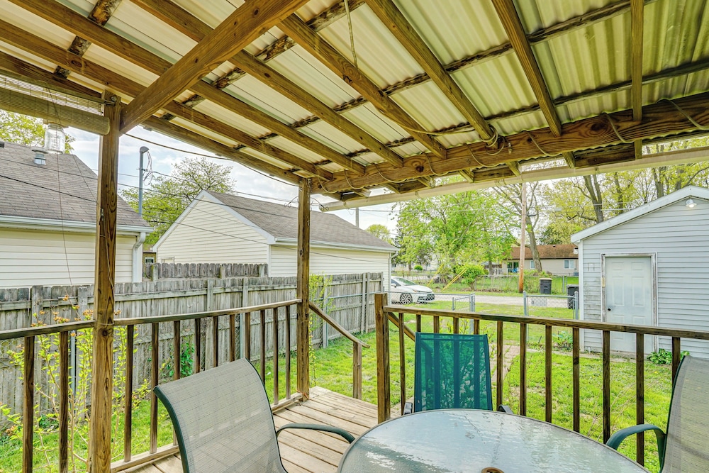 3 Mi to Dtwn Fort Wayne: Home w/ Deck & Yard!