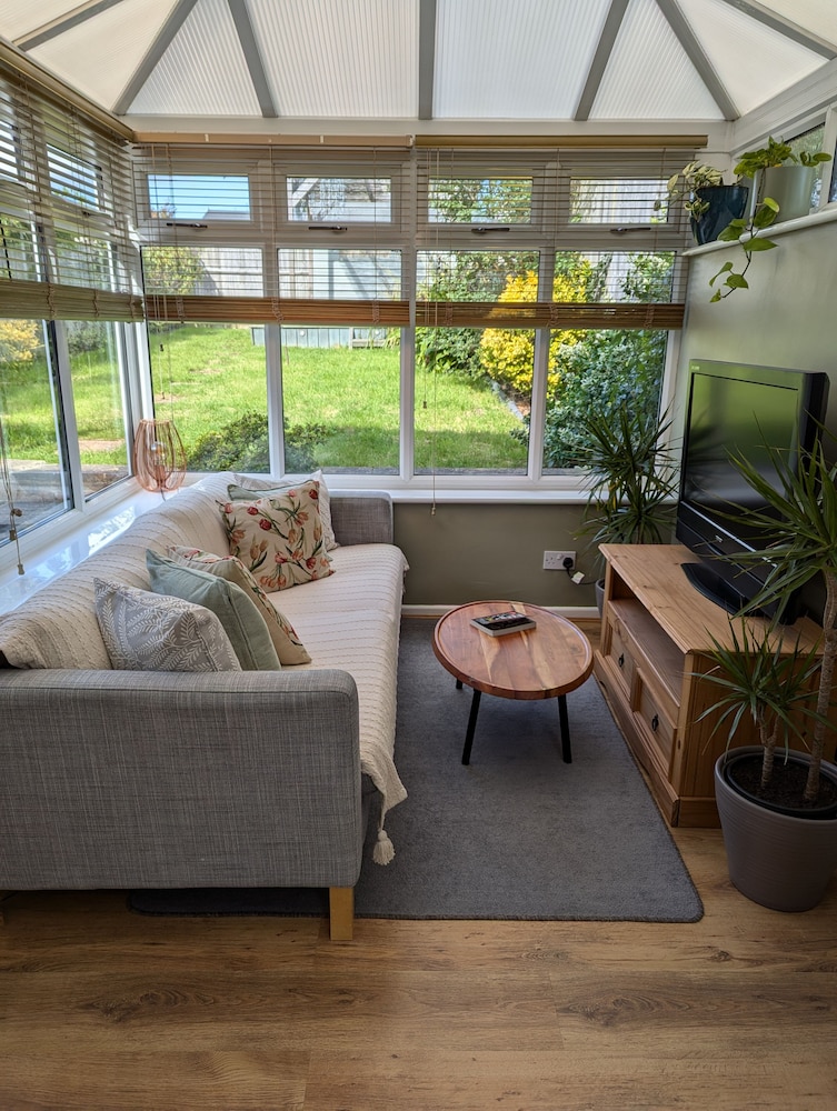 Modern 3B Eastbourne Retreat: Tranquil & Cozy Stay