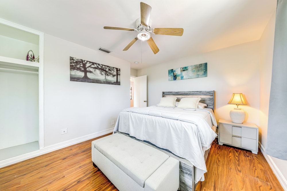 Walk to Dining & Shopping: Pompano Beach Home!