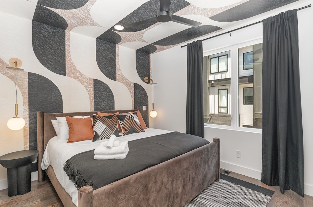 Groovy -rooftop Patio w/ Hot Tub -mins to Broadway