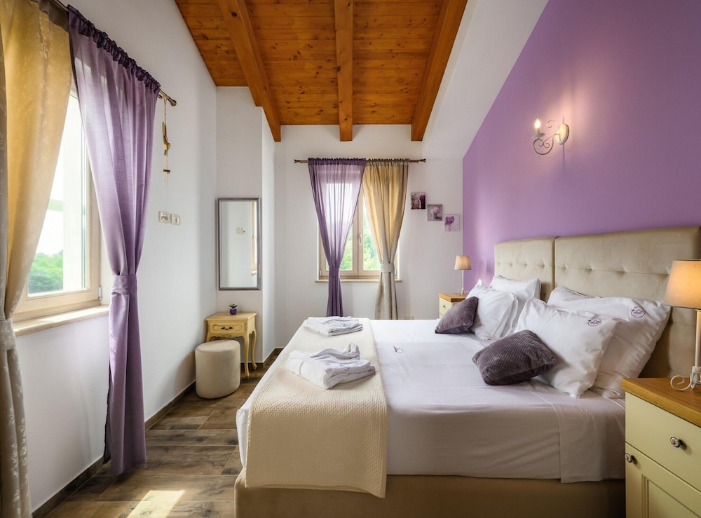 Villa in Srebrnici With Pool Near Marea Beach