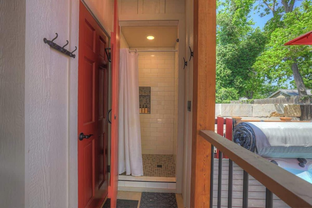 Casa Blanca-swim Spa-steps to Main Street!