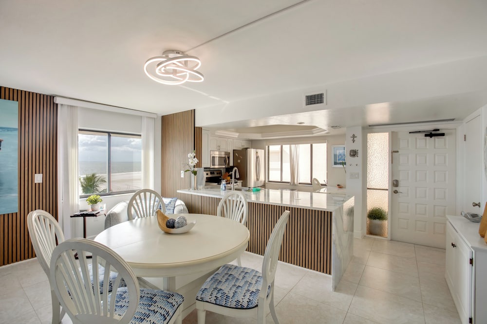 4 Mi to Lovers Key SP: Modern Condo w/ Ocean Views