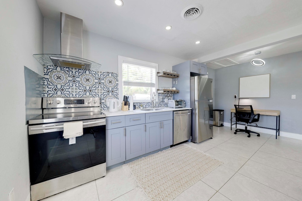 Patio & Heated Swim Spa Access: Home in Hollywood