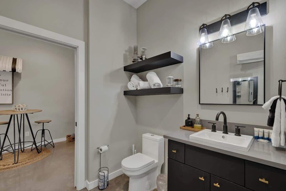 Pop 4 W/hot-tub + Close to Main St