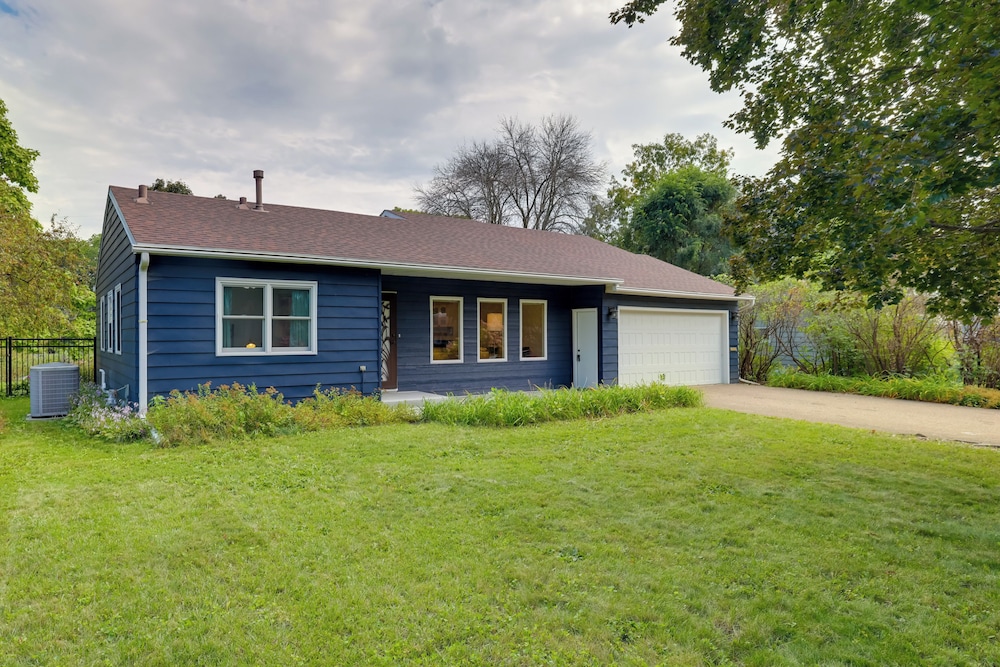 Home 8 Mi to Dtwn Minneapolis! Pet-friendly Yard