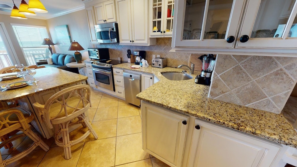 Seascape 2113 2 Bedroom Condo by RedAwning
