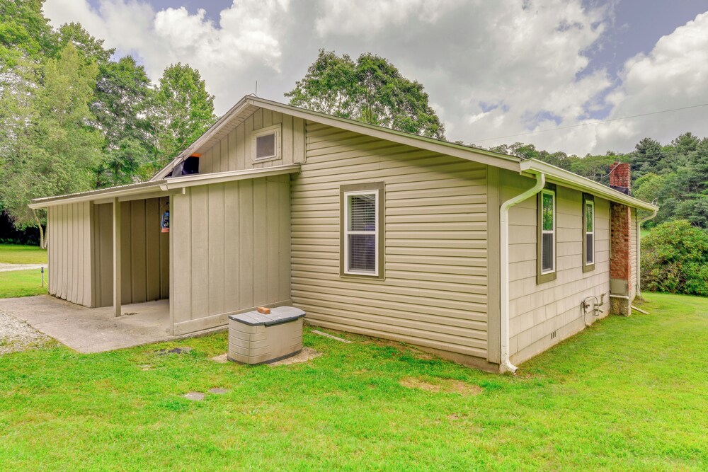 2 Mi to Ski Sapphire: Pet-friendly Cashiers Cabin view 5