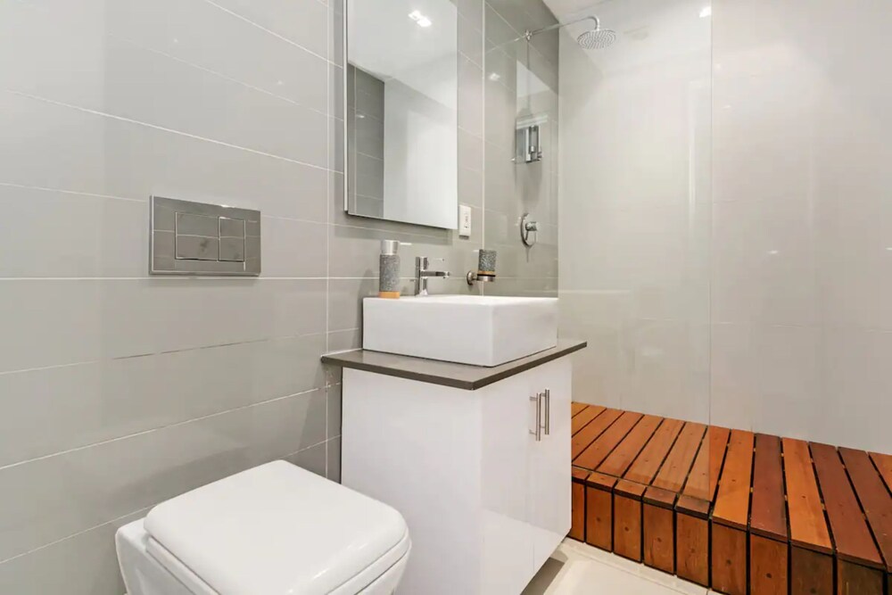 Spacious, Heritage 1 Bedroom Apartment in Cape Town view 4