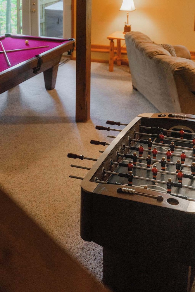Cheerful Two Bdrm Cabin With Hot Tub & Pet Friendly