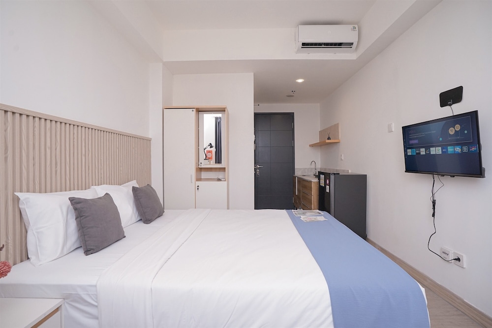 Warm Cozy Studio Room at Collins Boulevard Apartment