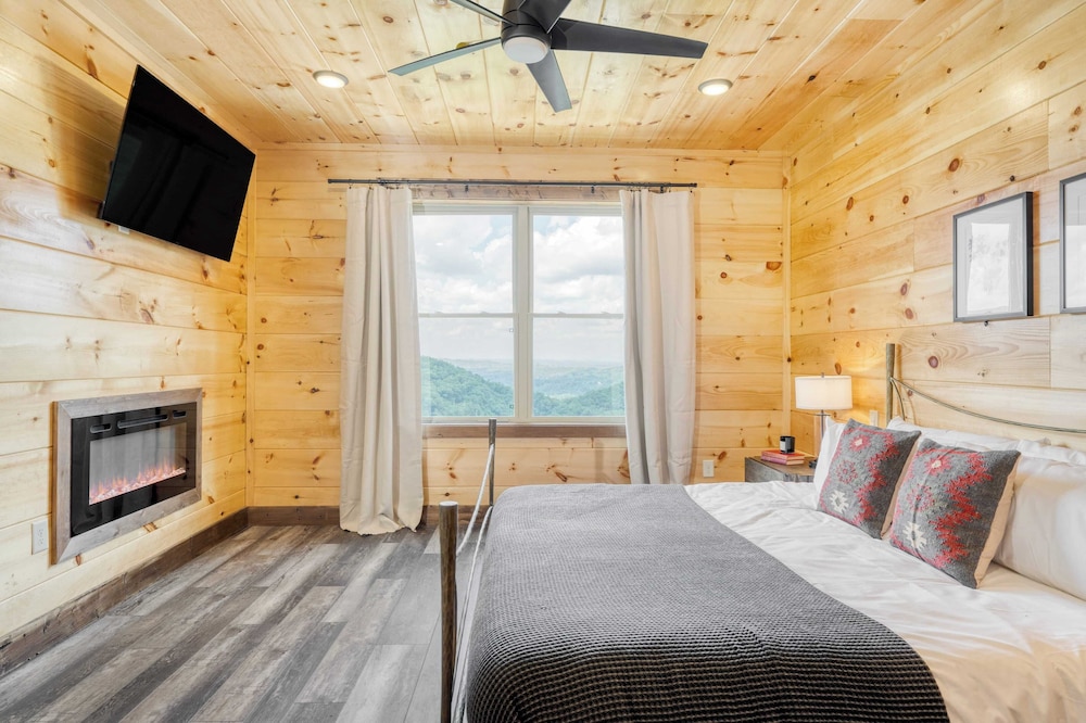 2 Homes Firefly Trail Way by Avantstay Sleeps 28, Indoor Pool + Hot Tub + Movie Theater & Game Room