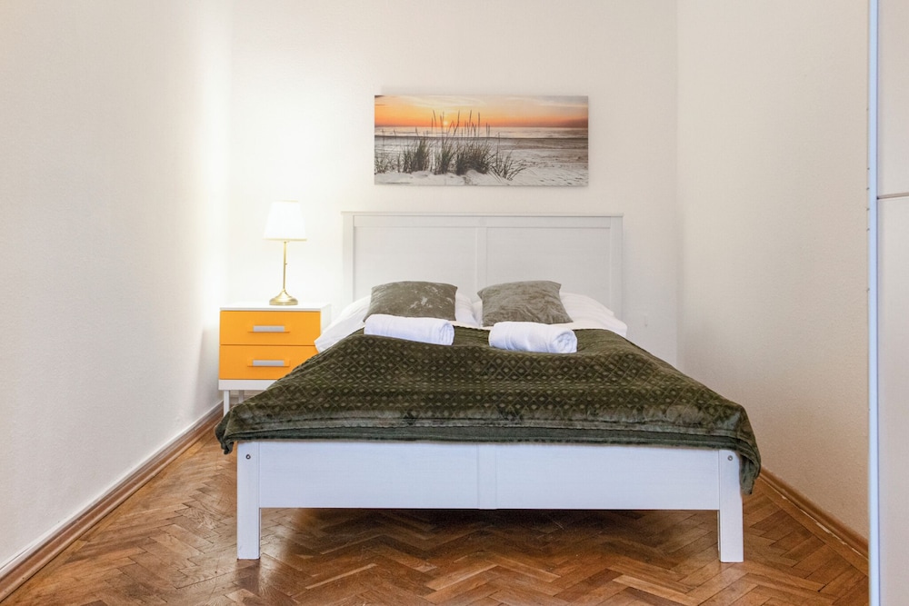 Bright 2BR Apt Perfect Long Stay