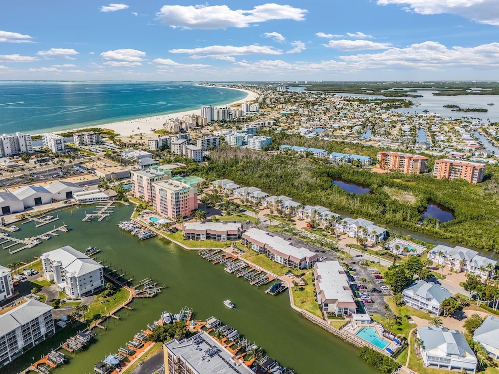 Estero Island Yacht & Racquet Club 224 1 Bedroom Condo