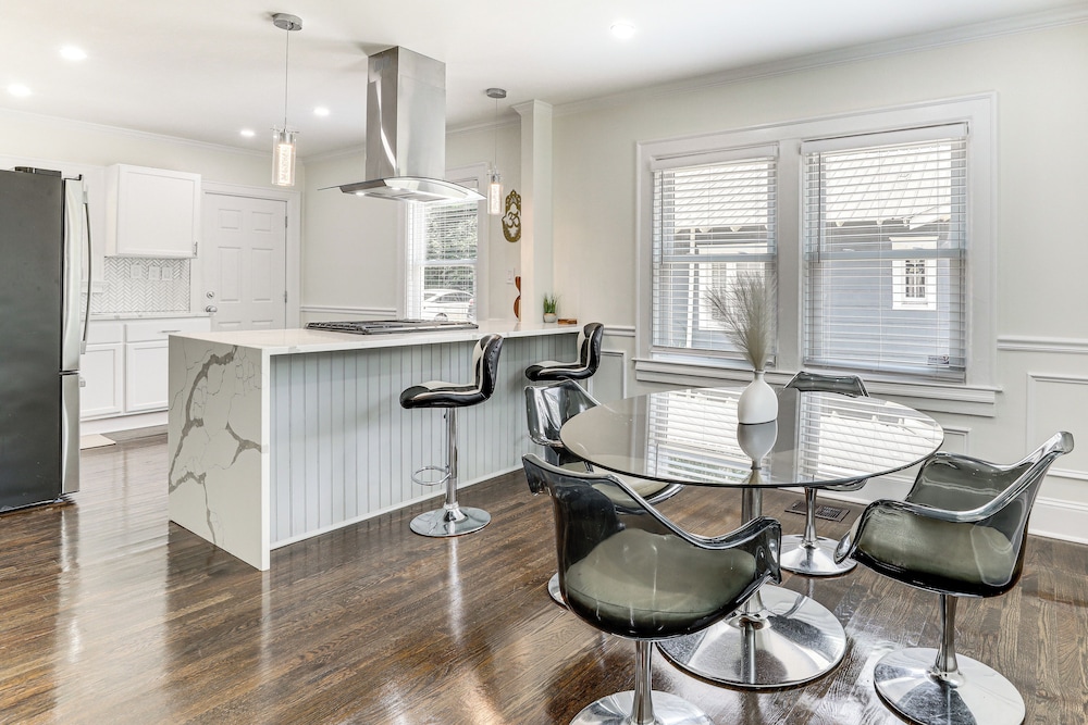 4 Mi to Aquarium & Arenas: Modern Atlanta Home