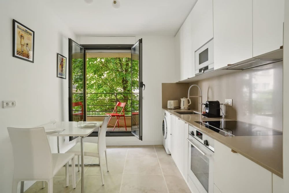 Elegant New Apartment With Balcony in the 16th - M