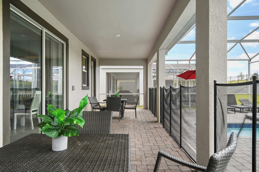 Luxury 10-bedroom Villa in Champions Gate Resort