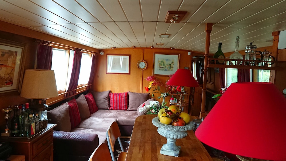 Barge Beatrice cruises on the Canal du Midi