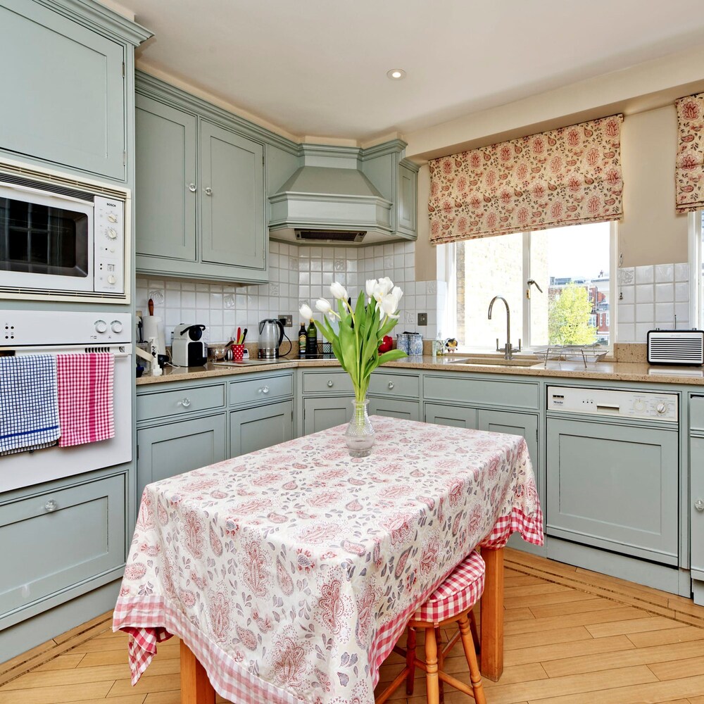 Beautiful and Spacious 2 Bedroom Apartment in South Kensington